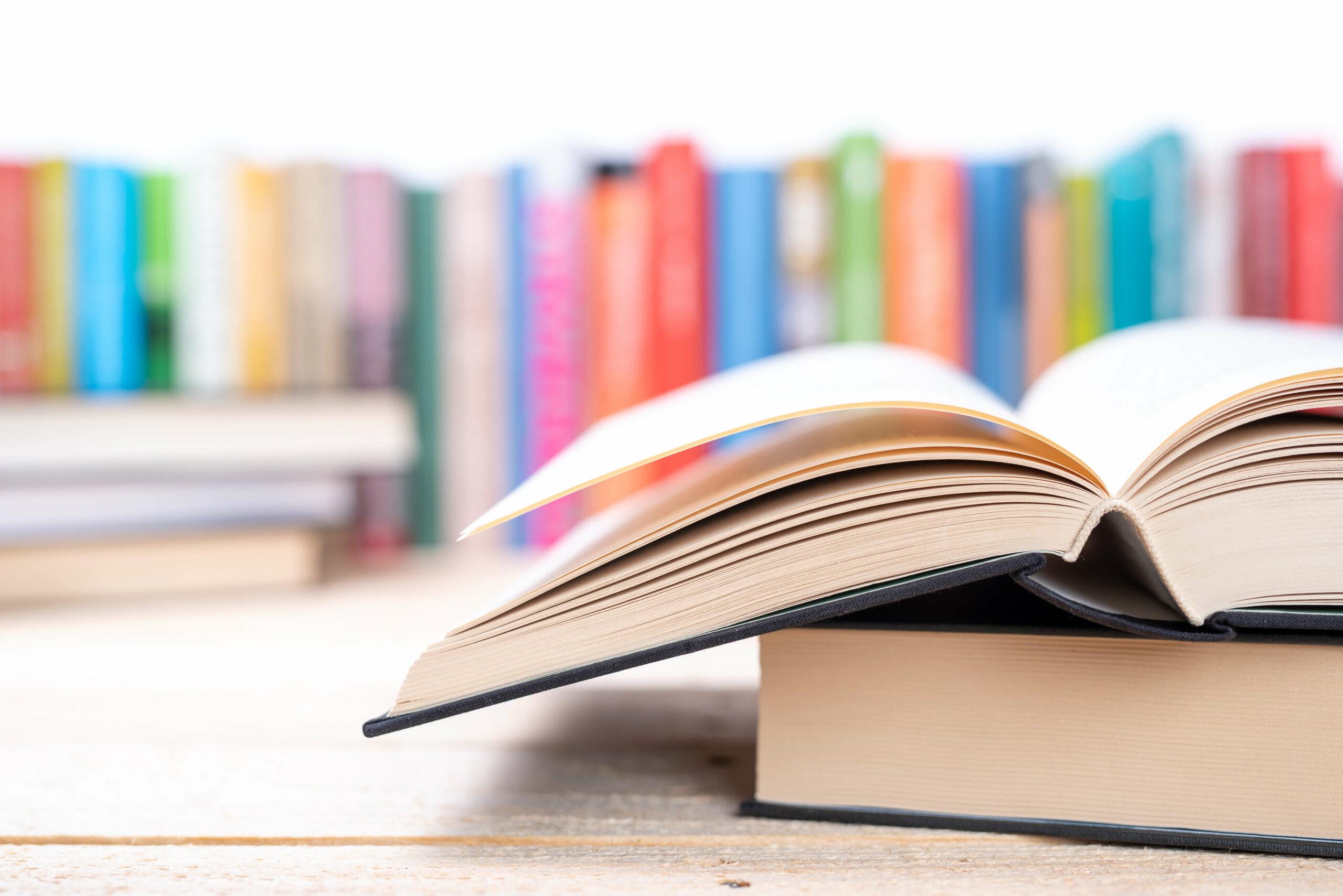 Ein aufgeschlagenes Buch