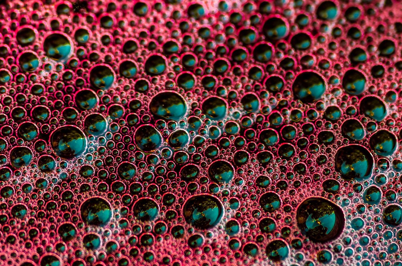 Schaumiger, roter Wein in Nahaufnahme