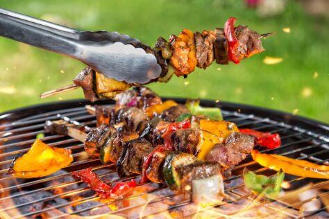 Spieße mit Fleisch und Gemüse auf dem Grill