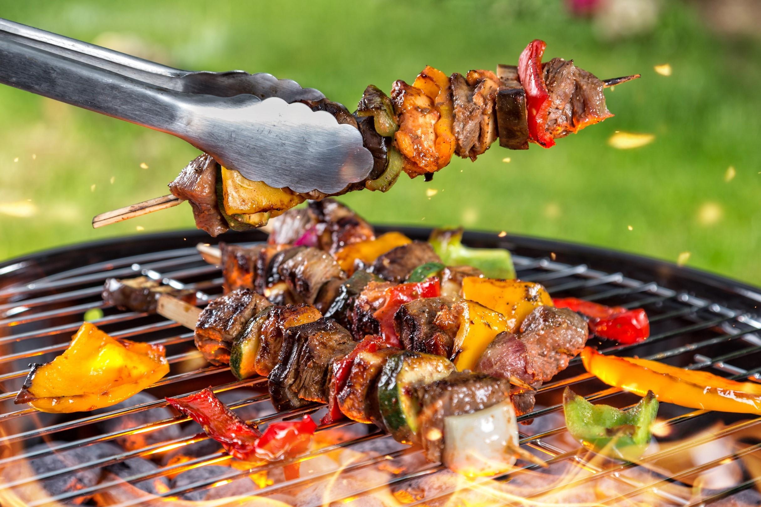 Spieße mit Fleisch und Gemüse auf dem Grill