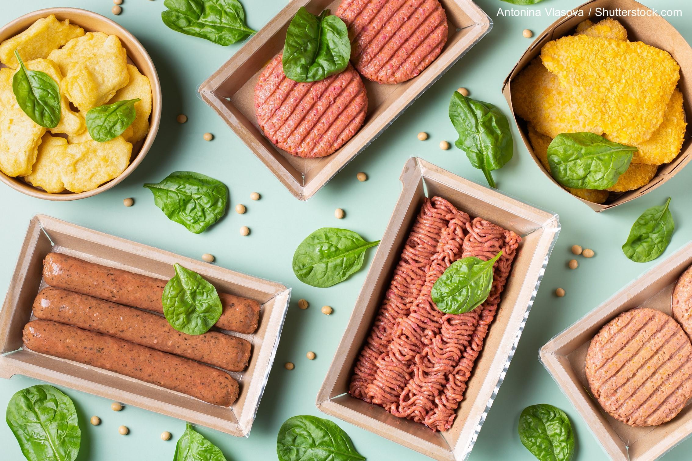 Fleischersatzprodukte wie vegane Würstchen/Hackfleisch/Pattys sind in Schälchen angeordnet.
