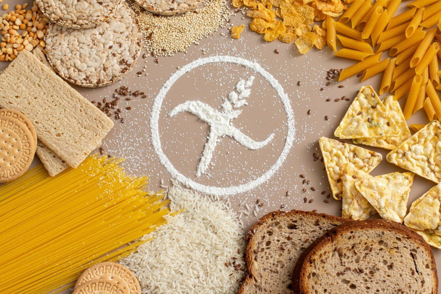 Glutenfreie Produkte wie Nudeln, Reiswaffeln und Brot sind um das Glutenfrei-Zeichen (Ähre im Kreis) aus Mehl angeordnet.