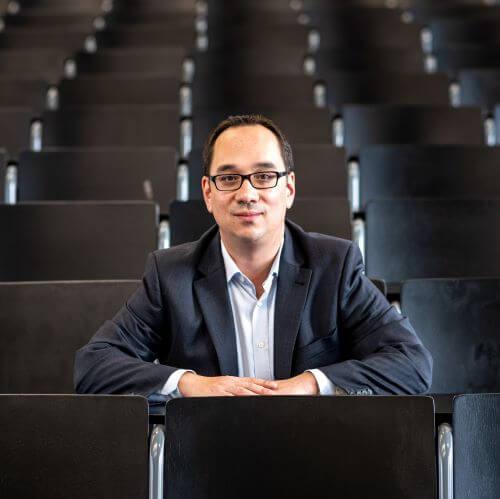 Professor Lin-Hi in einem Hörsaal