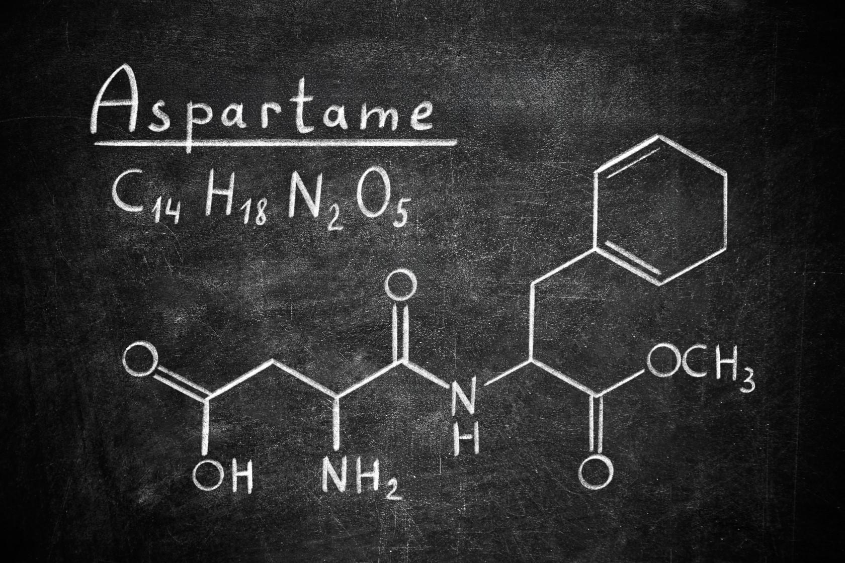Chemischer Aufbau von Aspartam auf einer schwarzen Tafel