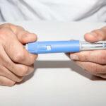 Spritze in Form eines dicken Kugelschreibers zur einfachen Injektion eines Medikaments.