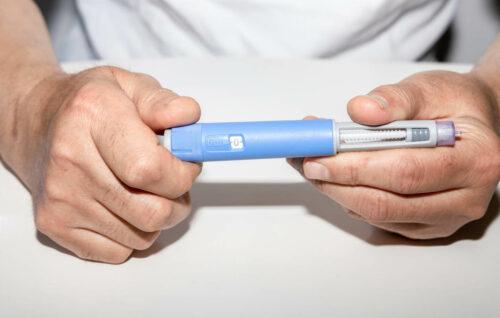 Spritze in Form eines dicken Kugelschreibers zur einfachen Injektion eines Medikaments.