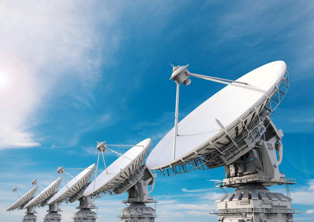 Große industrielle Radar- bzw. Satellitenschüsseln